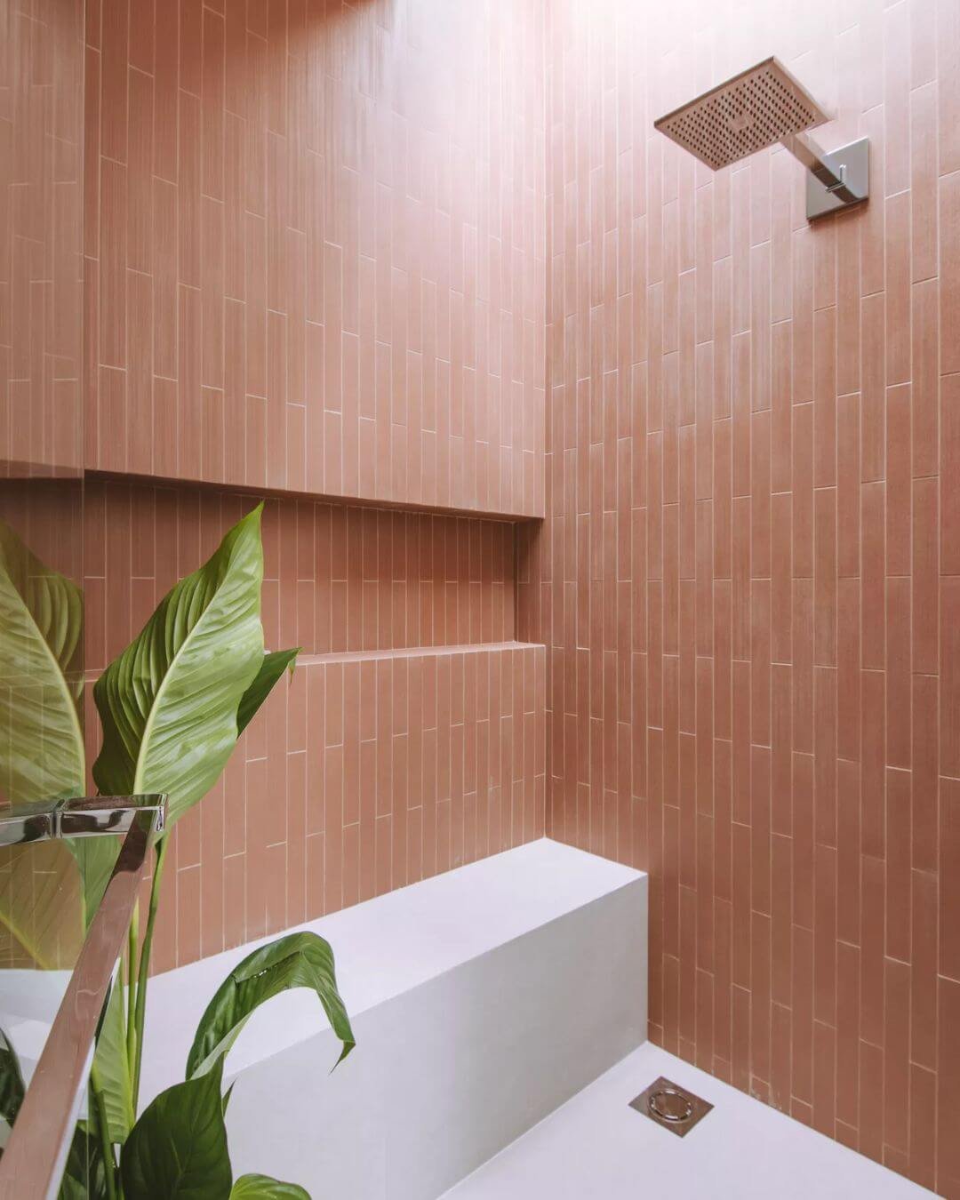 Banheiro em Tom Terroso com Revestimento Terracota