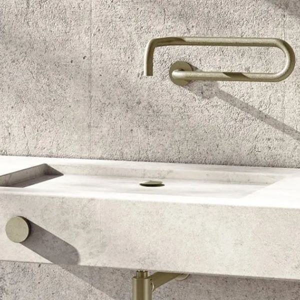 Lixeira Inox Luz Slim em uso