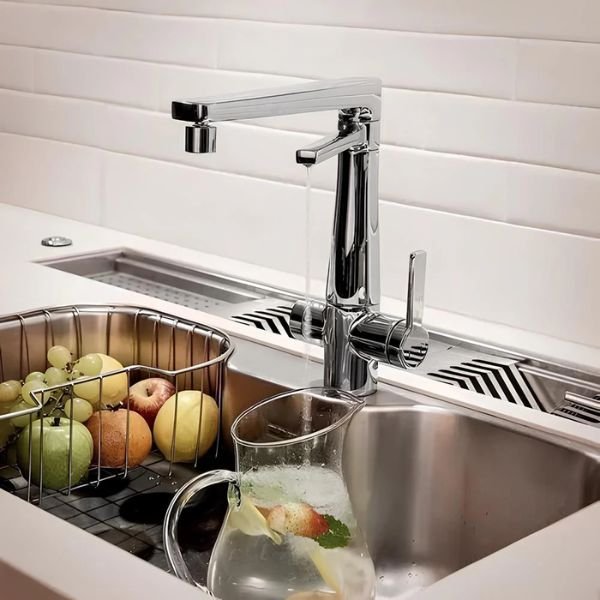 Lixeira Inox Luz Slim em uso