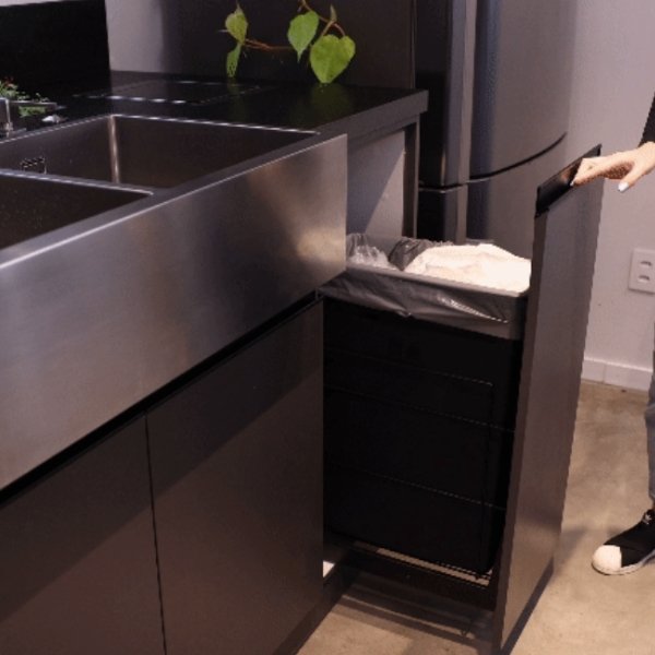 Interior do Beer Center Tramontina Senses T Smart 85 L com prateleiras met&aacute;licas e ilumina&ccedil;&atilde;o interna