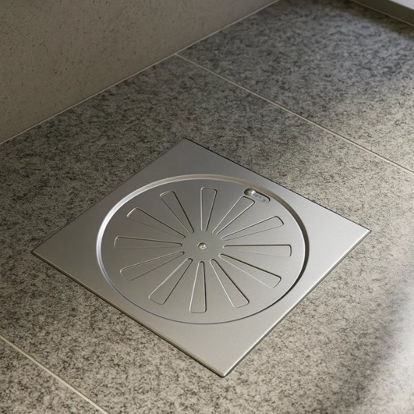 Ralo Linear Inox Docol com fechamento girat&oacute;rio e f&aacute;cil limpeza