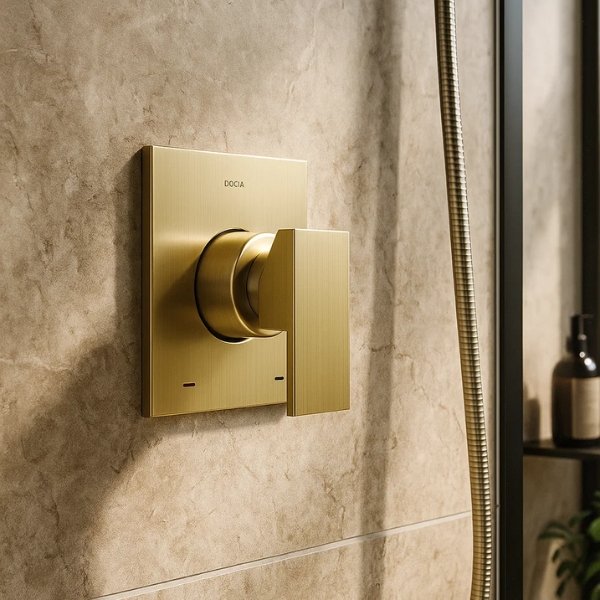 Detalhe do design simétrico e acabamento cromado Docol New Edge