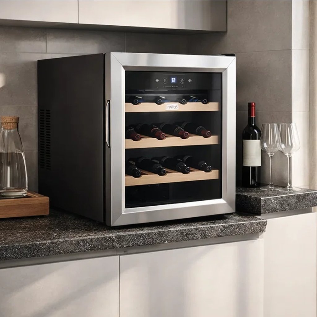 Interior Adega Invita com prateleiras em madeira