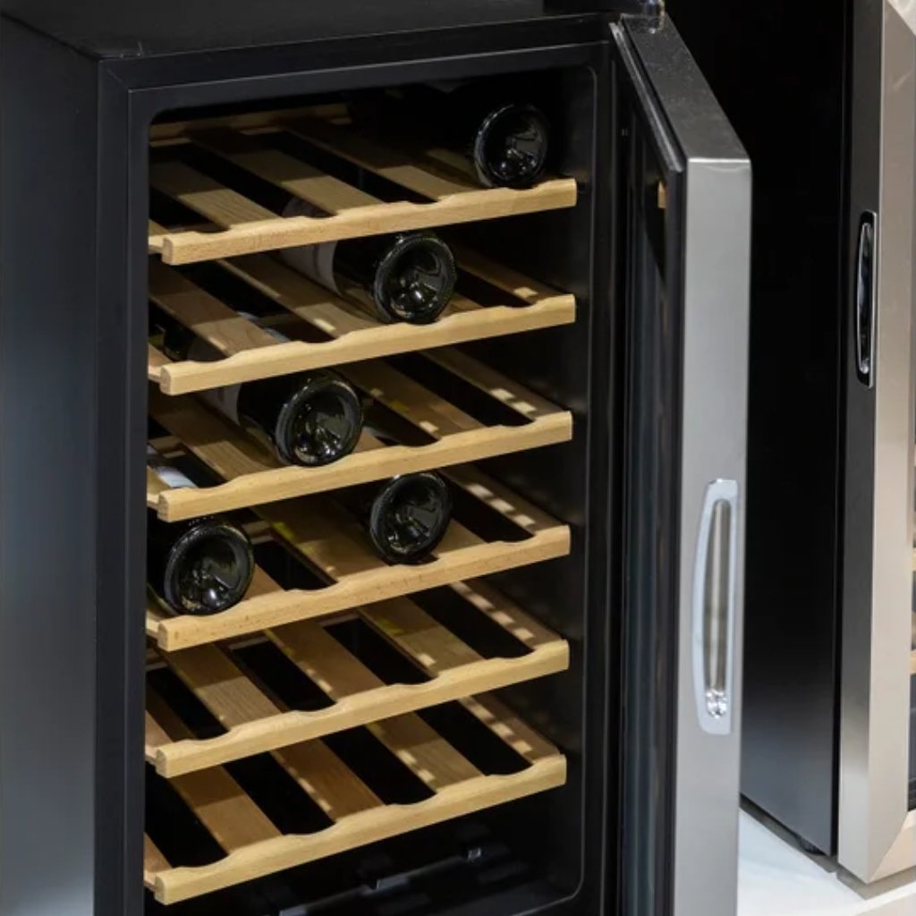 Painel Touch e ilumina&ccedil;&atilde;o LED Adega Invita